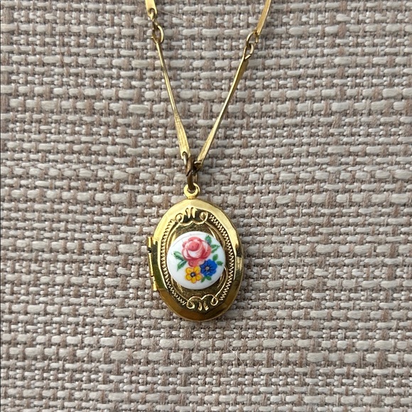 Vintage Jewelry - Vintage Gold Floral Portrait Locket Necklace with Pink Rose